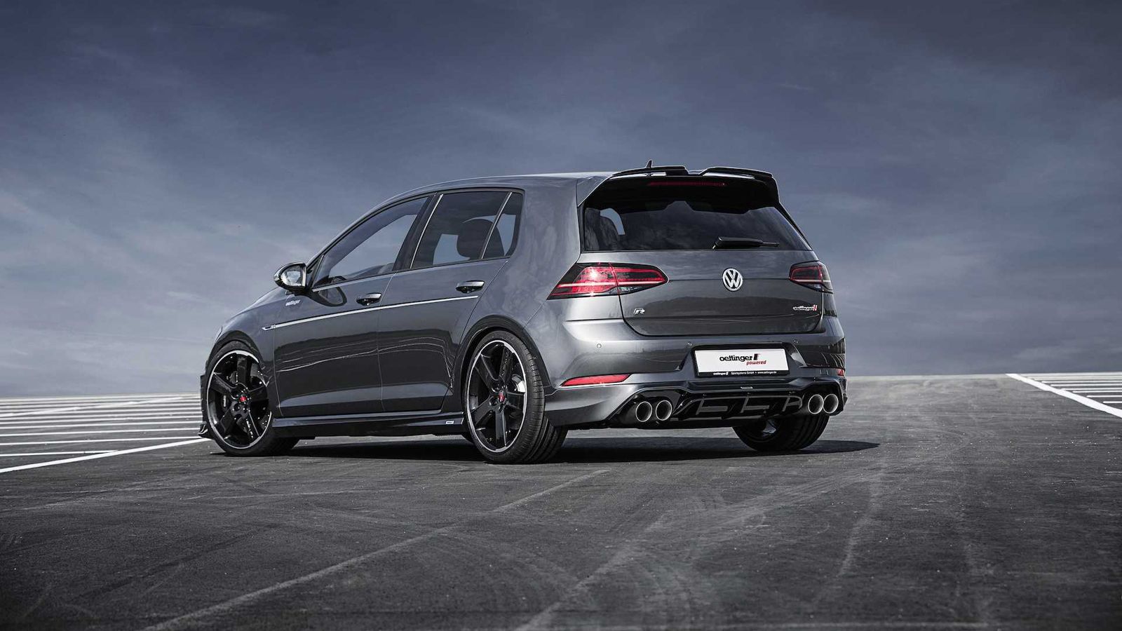Το Golf R έχει αναβαθμίζει το κιβώτιό του, διαθέτει φρένα επιδόσεων, τελείως νέα εξάτμιση και coilover ανάρτηση. Οι επιδόσεις ταιριάζουν και με το επι